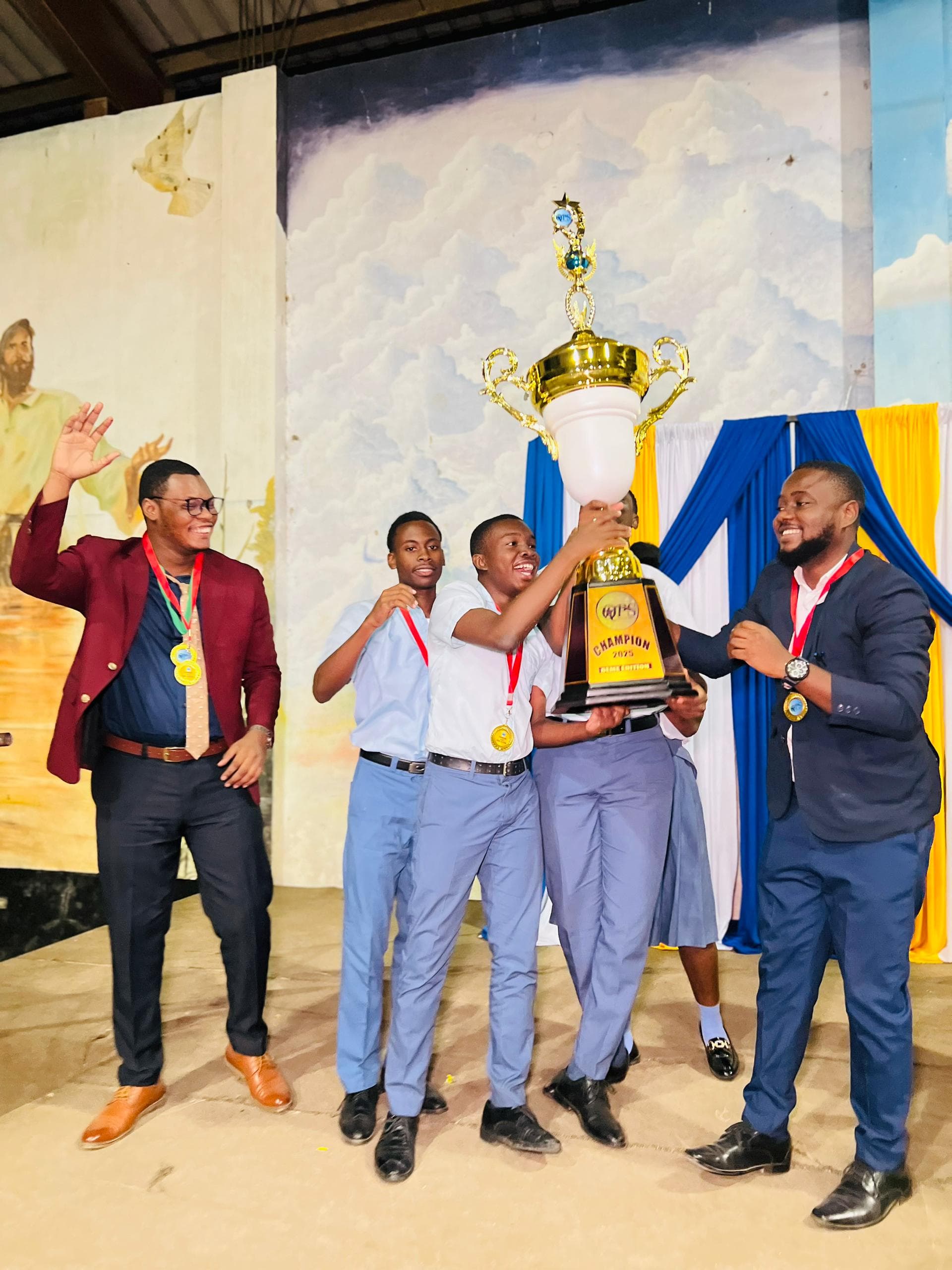 Champions soulevant le trophée QPS 2025