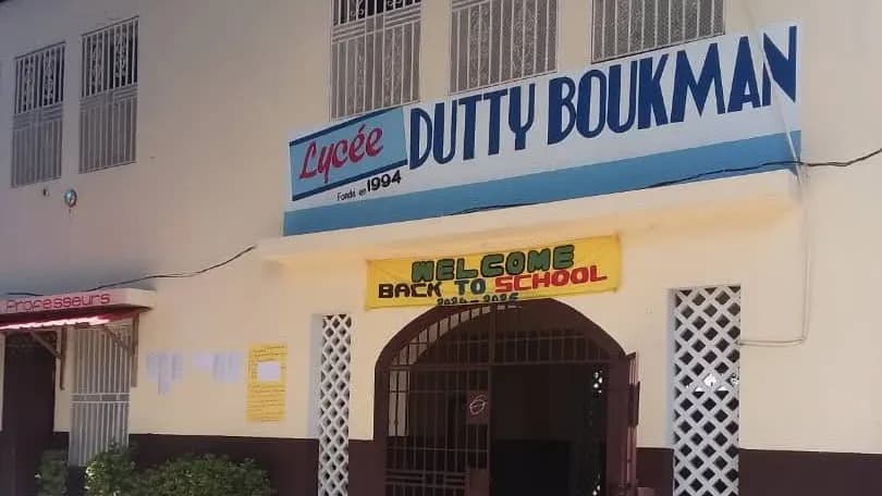 L'entrée du Lycée Dutty Boukman, son enseigne au-dessus du portail.